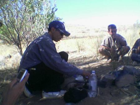 c'est said entrain de pr�parer le th�,hada wahd khayna za3ma 3alame wa mfaddi